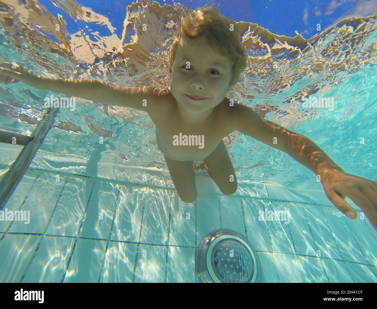 Kleines Kind Schwimmen Unter Wasser Im Pool Stockfotografie Alamy 