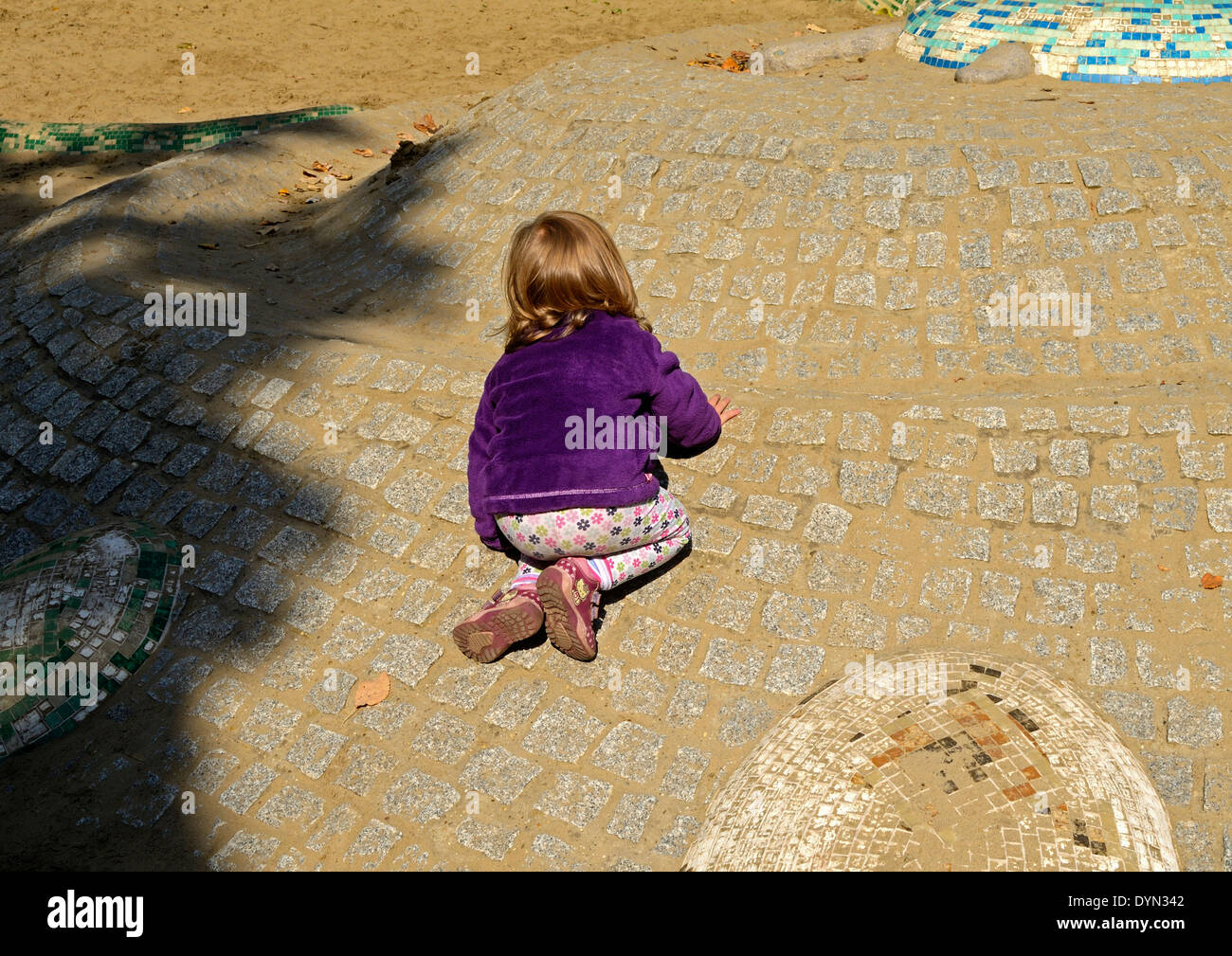 Kleines Mädchen Auf Dem Spielplatz Kniend Auf Dem Hügel Stockfotografie Alamy 