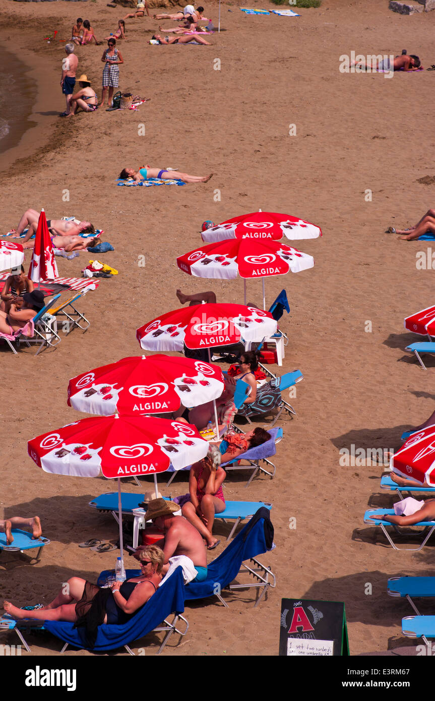 Menschen Sonnenbaden Auf Ein Sandstrand Auf Sonnenliegen Unter Sonnenschirmen Stockfotografie 