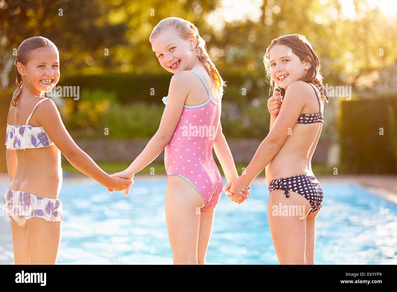 Gruppe Von Mädchen Spielen Im Freibad Stockfotografie Alamy 