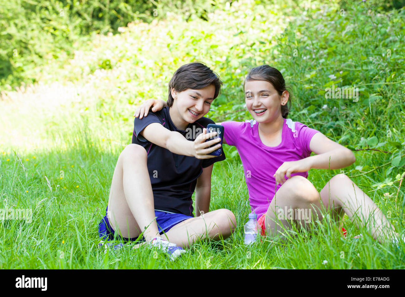 Zwei Mädchen Im Teenageralter Ein Foto Von Sich Selbst Mit Der Kamera Handy Stockfotografie Alamy 