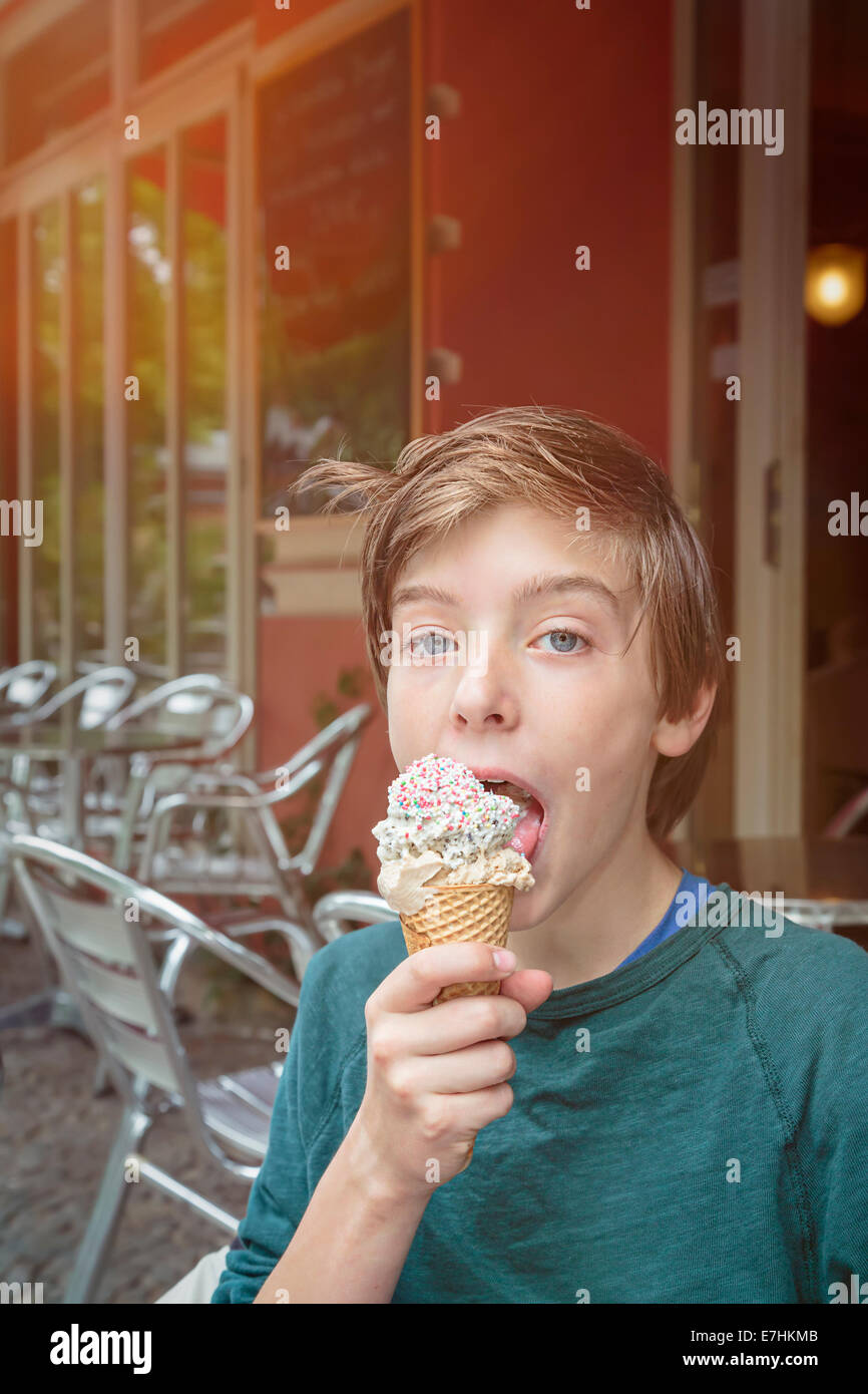 Glücklichen Teenager Boy Ist Sein Eis Essen Stockfotografie Alamy 4210
