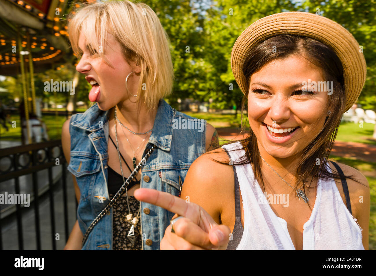 Zwei Junge Frauen Zeigen Und Zunge Im Park Stockfotografie Alamy 