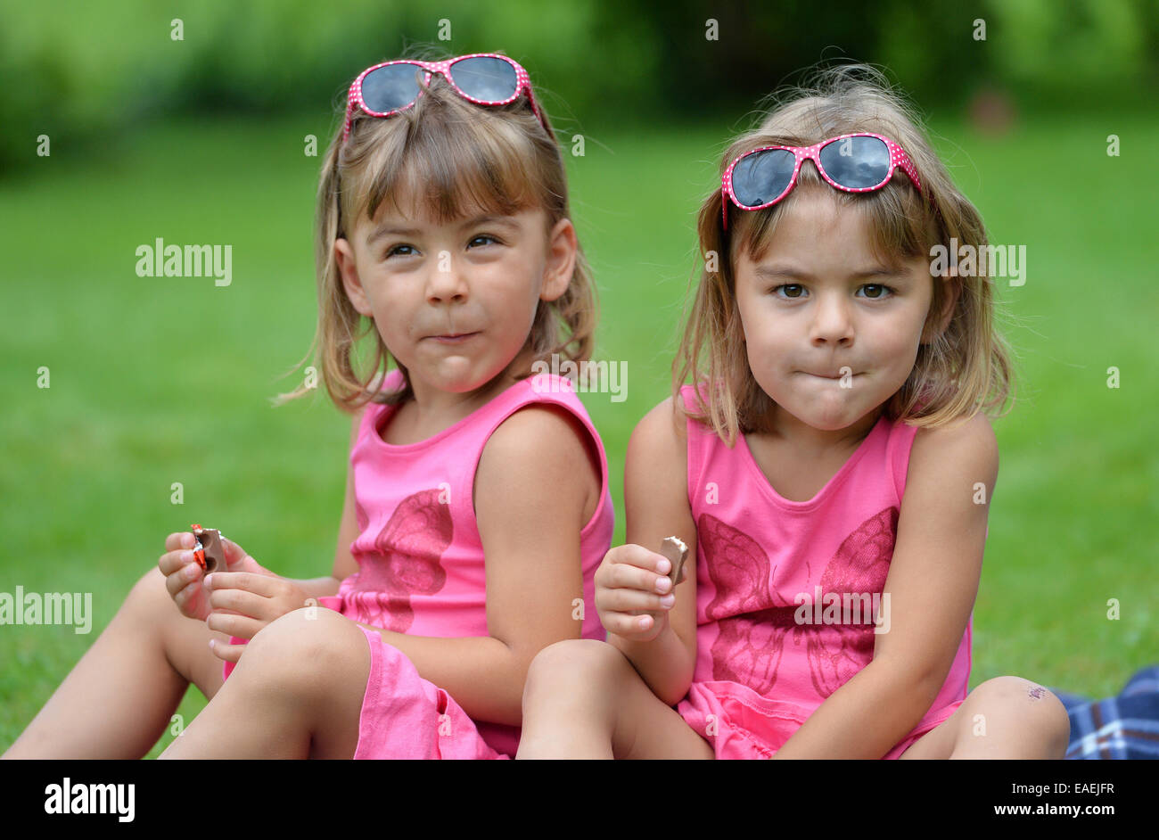 Zwillinge Mädchen Foto Frank Mai Stockfotografie Alamy 
