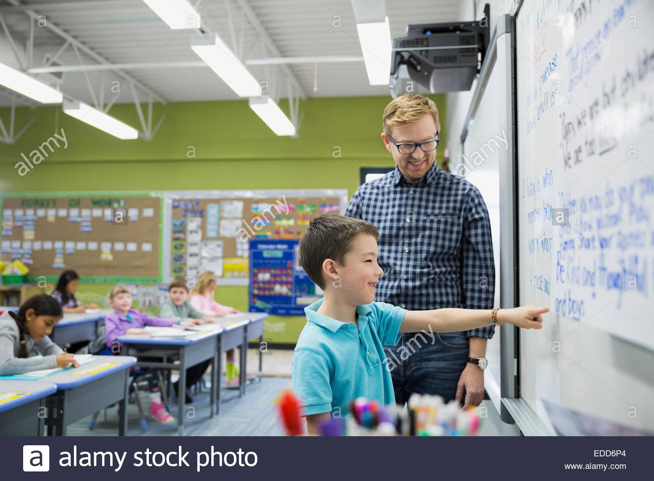 Lehrer Und Elementare Am Whiteboard Im Klassenzimmer Stockfotografie Alamy