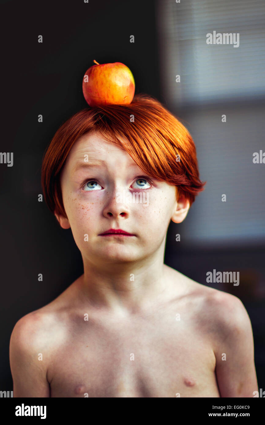 Junge Einen Apfel Auf Dem Kopf Balancieren Stockfotografie Alamy 4384