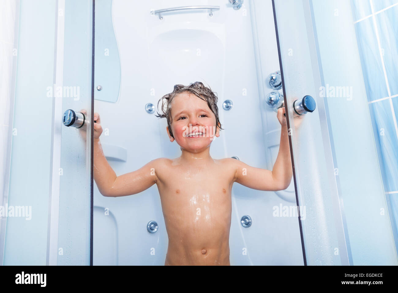 Glückliche Kleine Junge Duschen Mit Seife Auf Das Haar Stockfotografie