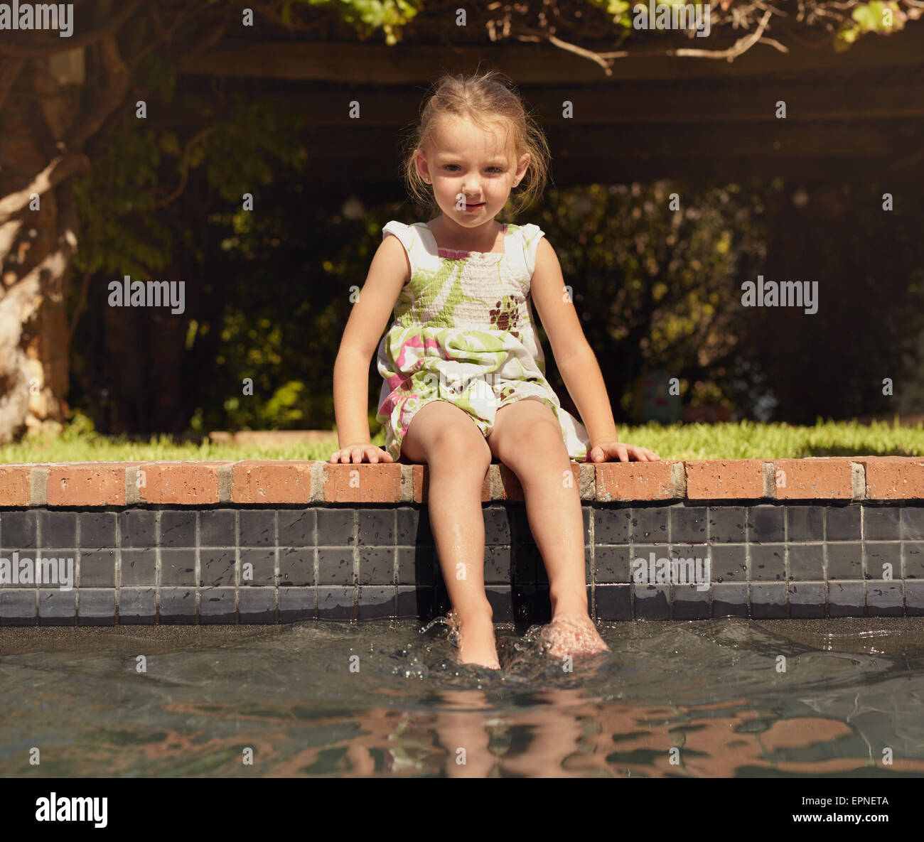 Entzückende Kleine Mädchen Sitzen Vom Rand Des Pools An Sonnigen Tag Zu Genießen Junges Mädchen 