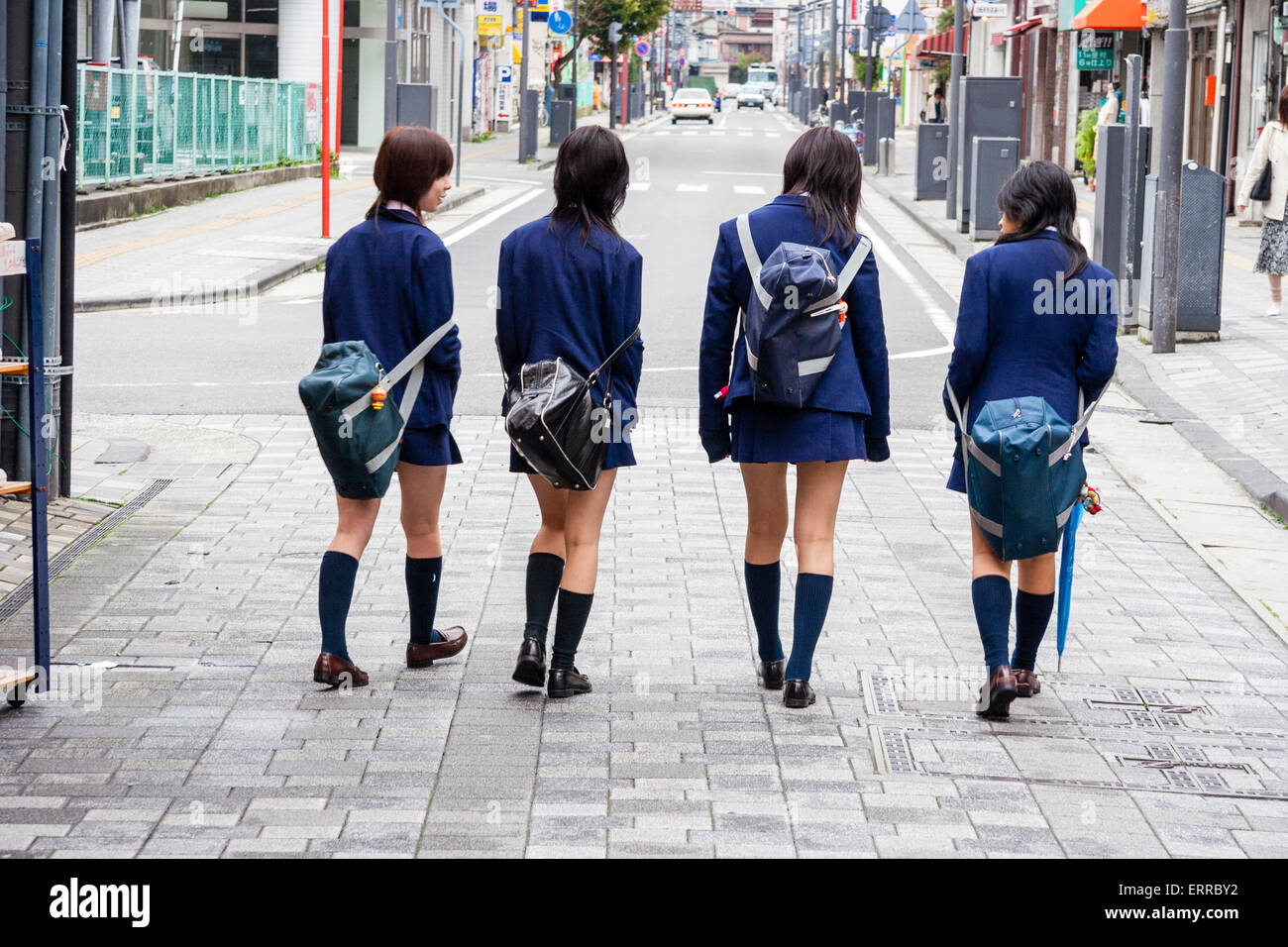 Linie Von Vier Japanischen Schulmädchen Die Auf Einer Straße Spazieren 