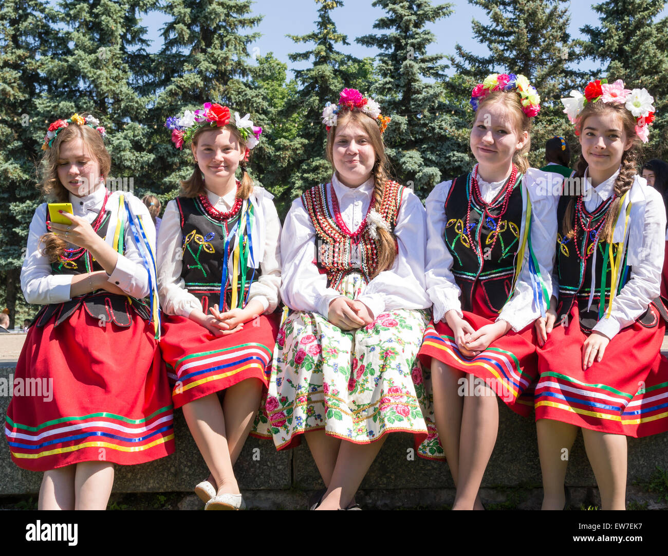 Fünf Russische Mädchen In Russische Tracht Genießen Russland Tag Urlaub