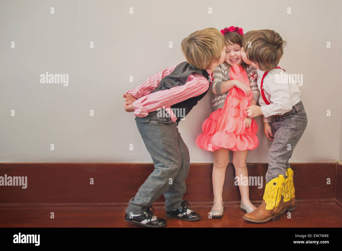 Zwei Jungen Eine Mädchen Auf Die Wange Küssen Stockfotografie Alamy 