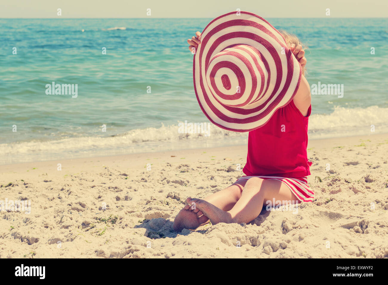 Lustige Kleine Mädchen Am Strand Das Bild Ist Getönt Stockfotografie Alamy 