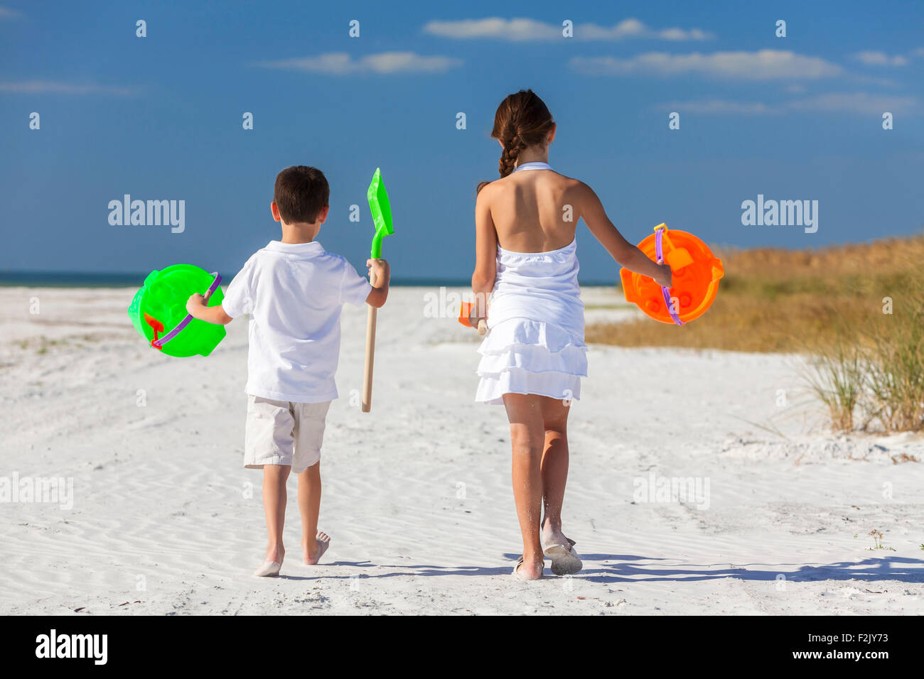 Rückansicht Der Glückliche Kinder Junge Mädchen Bruder Und Schwester Die Spaß Spielen Im Sand