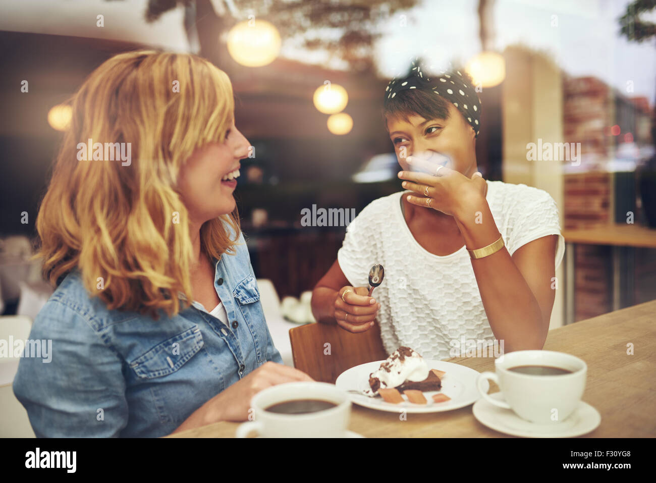 Zwei Gute Freundinnen Die Bei Einer Tasse Kaffee Zusammen In Einem Kaffeehaus Mit Einem Lachen 