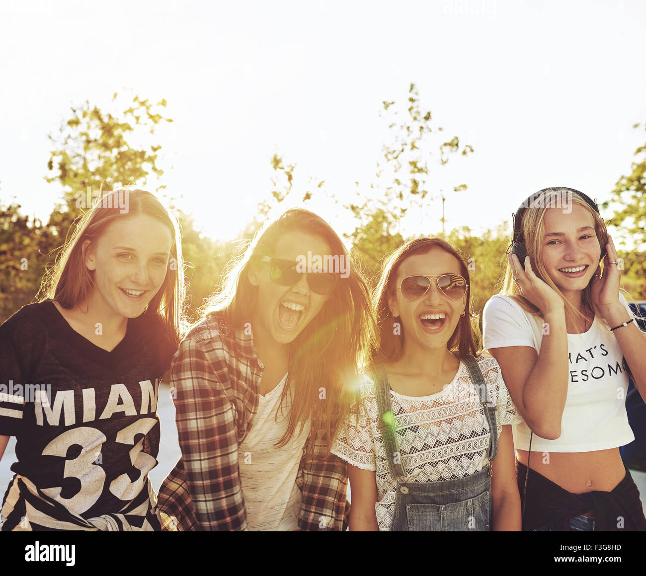 Beste Freunde Lachen Und Viel Spaß An Einem Sommertag Stockfotografie Alamy 