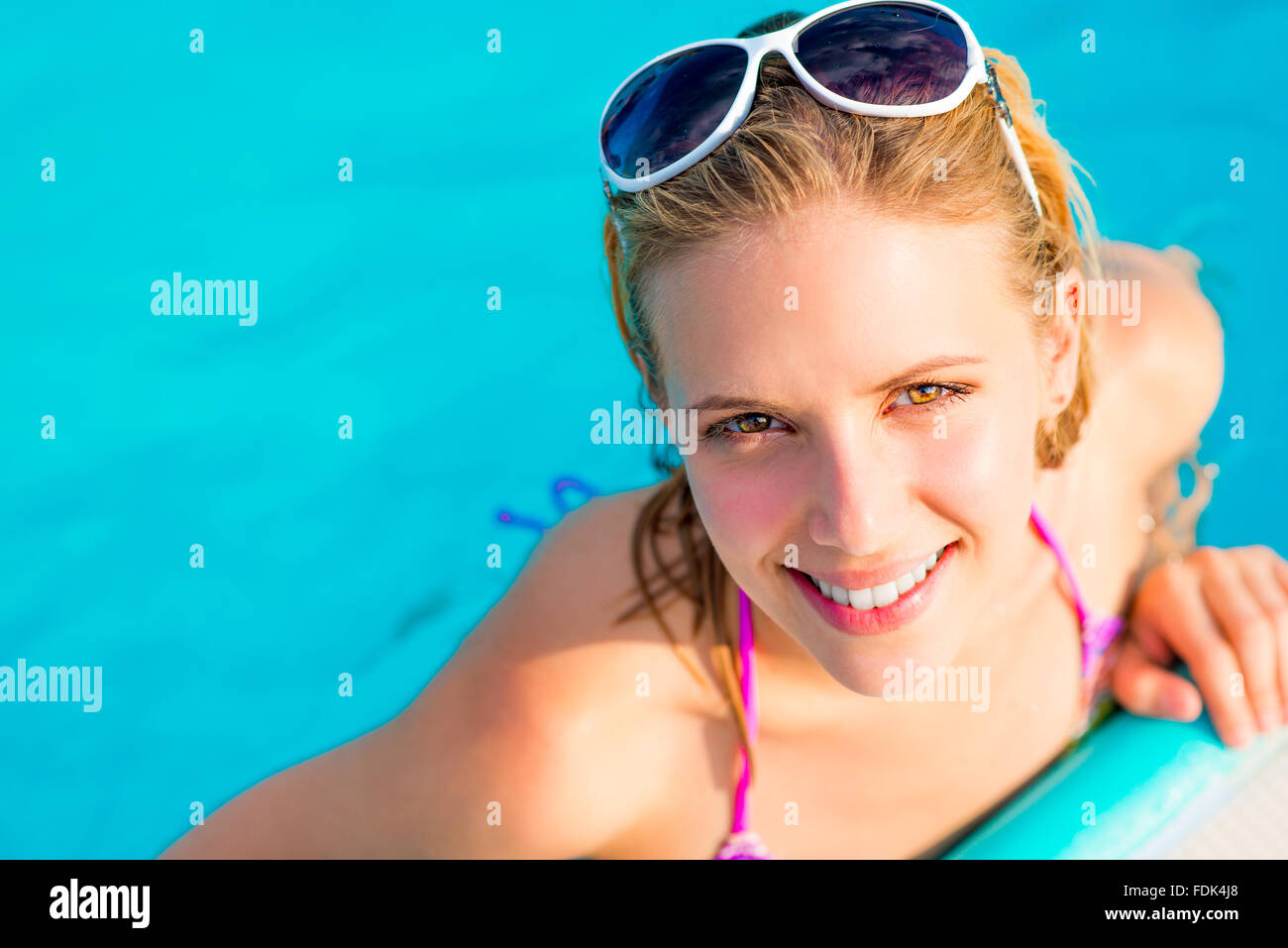 Schöne Junge Frau Im Schwimmbad Stockfotografie Alamy 1723