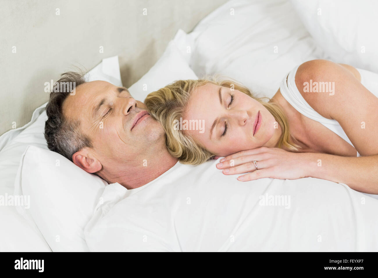 Süßes Paar Kuscheln Im Bett Stockfotografie Alamy 