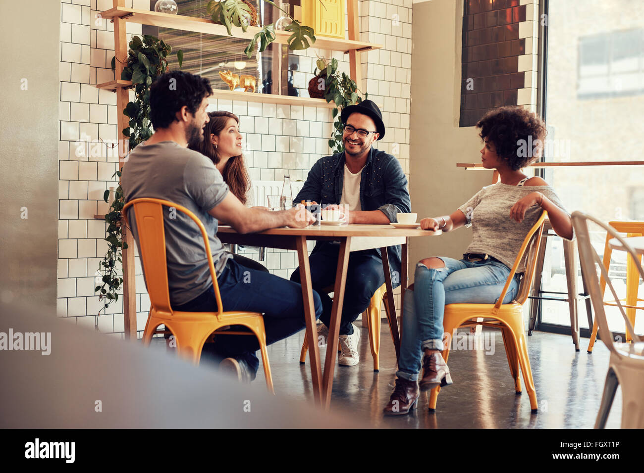 Junge Menschen An Einem Cafétisch Sitzen Gruppe Von Freunden In Einem Café Im Gespräch 