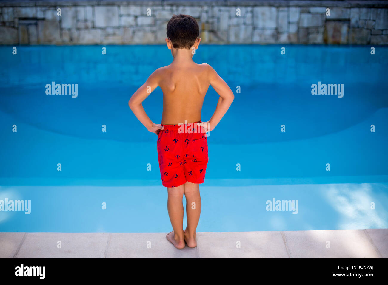 Nackter Oberkörper Junge Stand Im Schwimmbad Stockfotografie Alamy