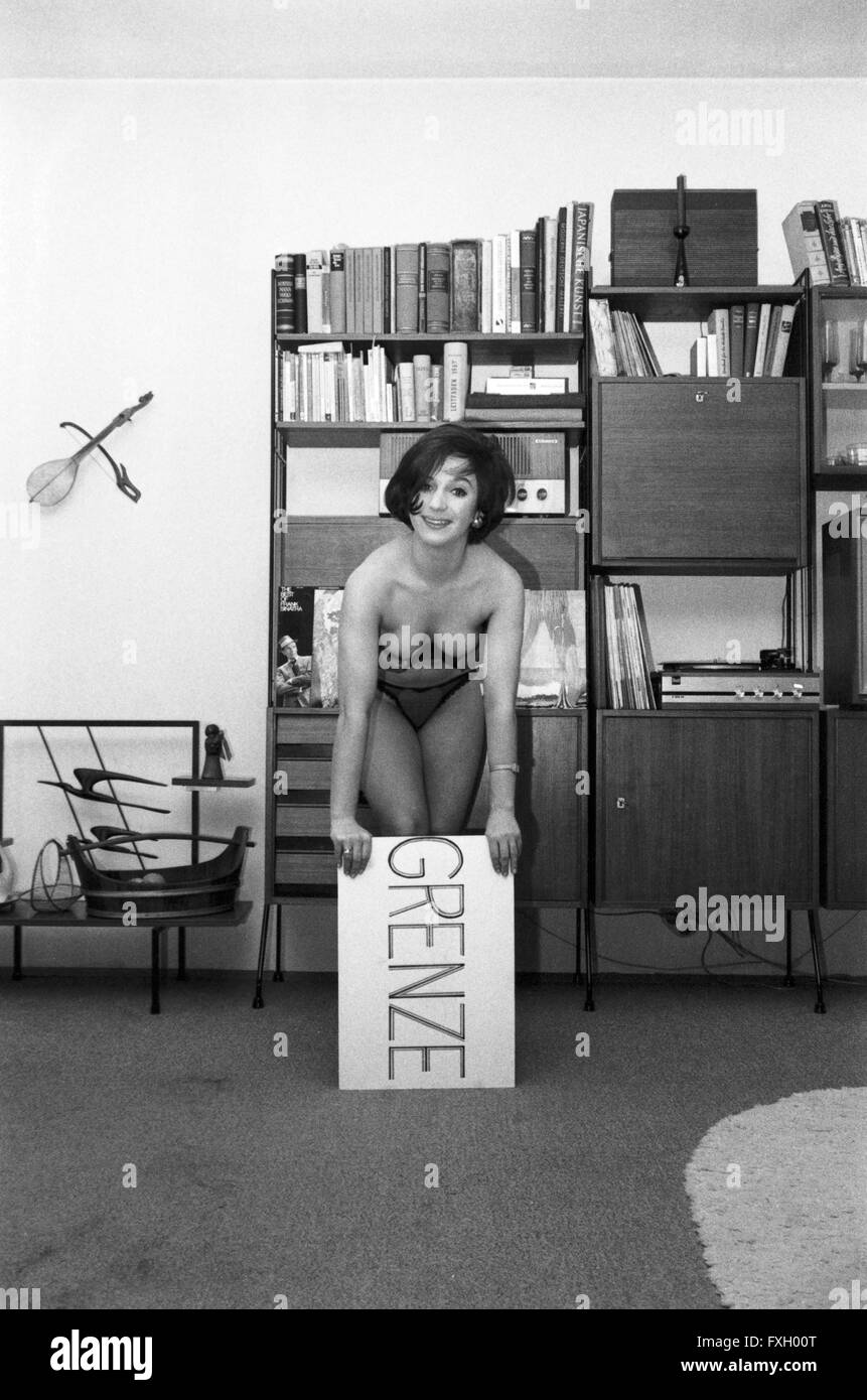 Deutsche Fictitious Character Margot Mahler Posiert Bei Einem Fotoshooting Deutschland 1960er 