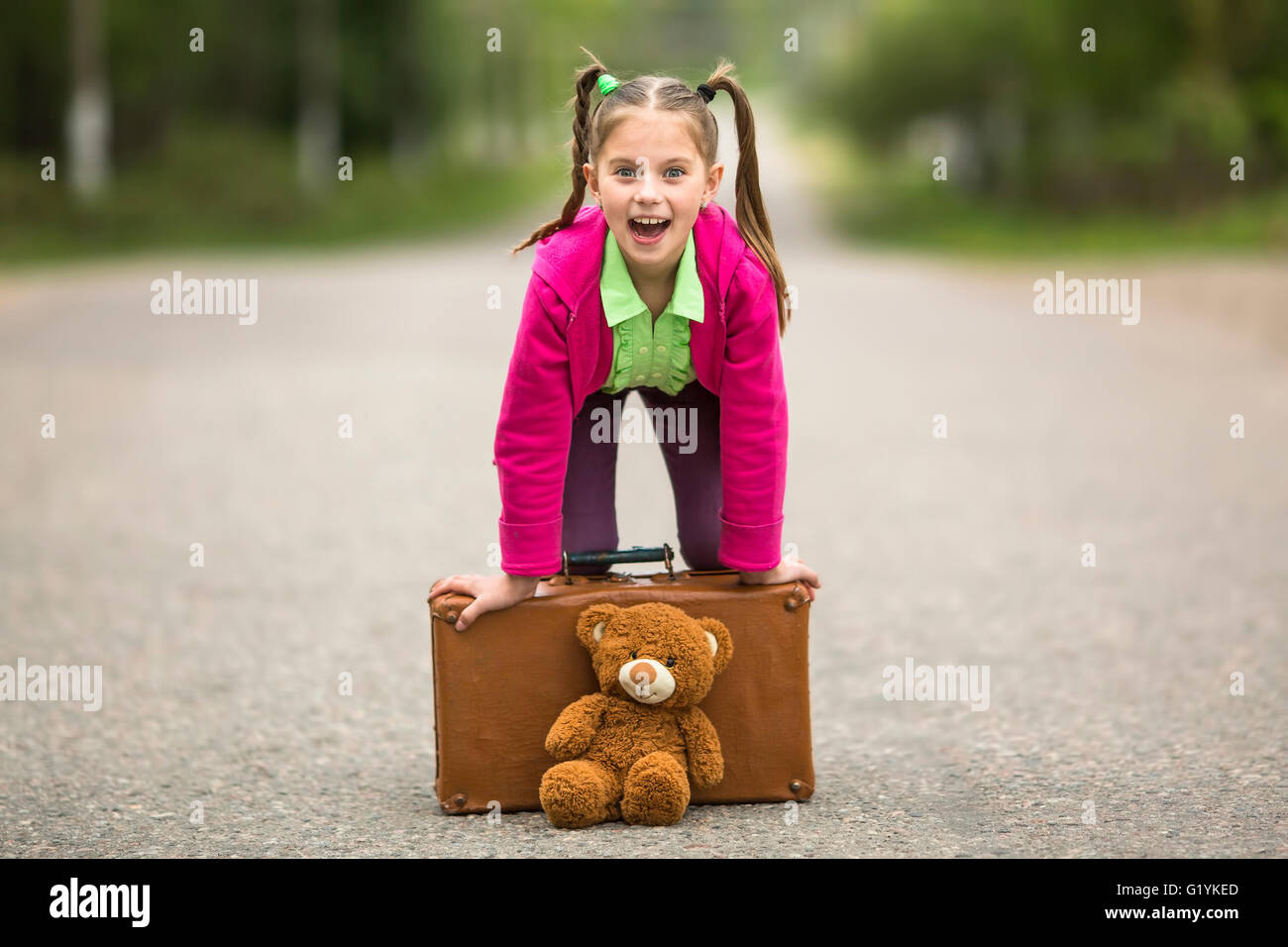 Kleine Lustige Mädchen Auf Der Straße Mit Einem Koffer Und Ein Teddybär Stockfotografie Alamy 