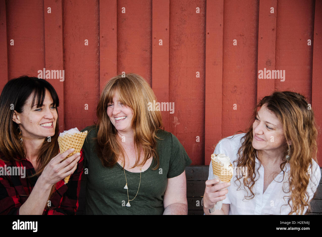 Drei Frauen Sitzen Auf Einer Bank Eis Essen Stockfotografie Alamy 4774