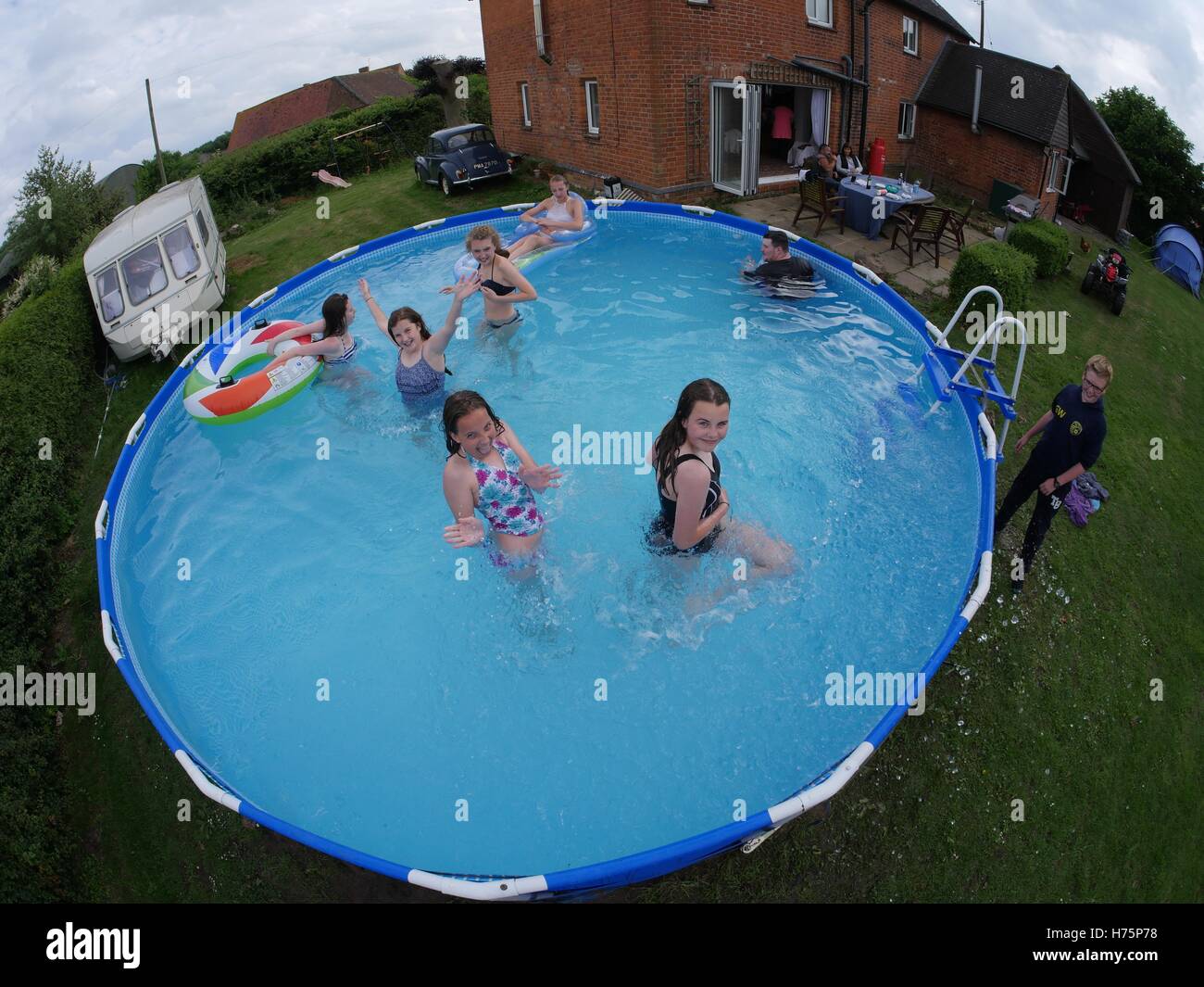 Teenager Jungen Und Mädchen In Einem Garten Schwimmen Pool Uk Stockfotografie Alamy 