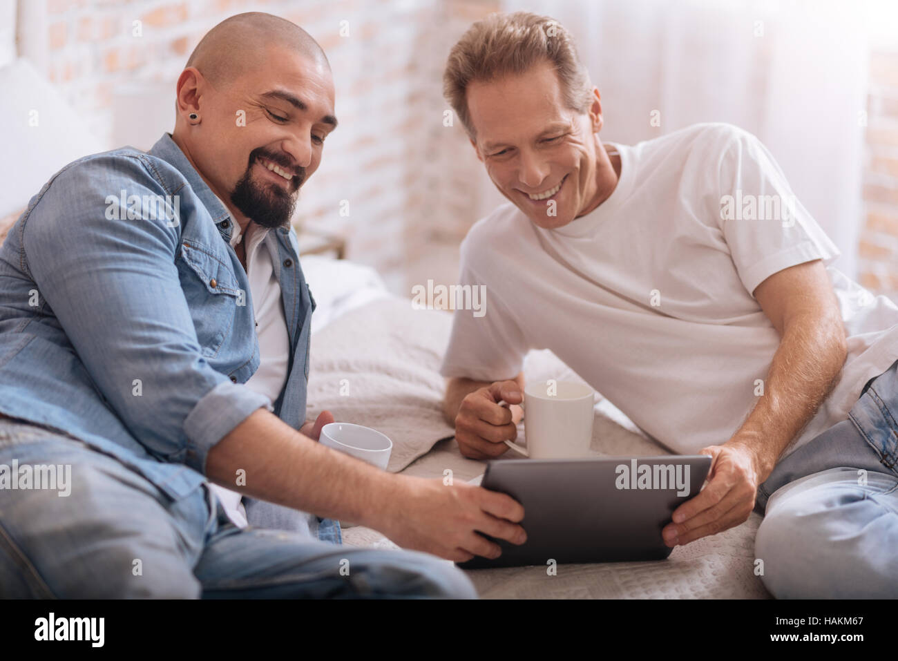 Glückliche Schwule Paar Auf Dem Bett Liegend Und Spaß Stockfotografie Alamy