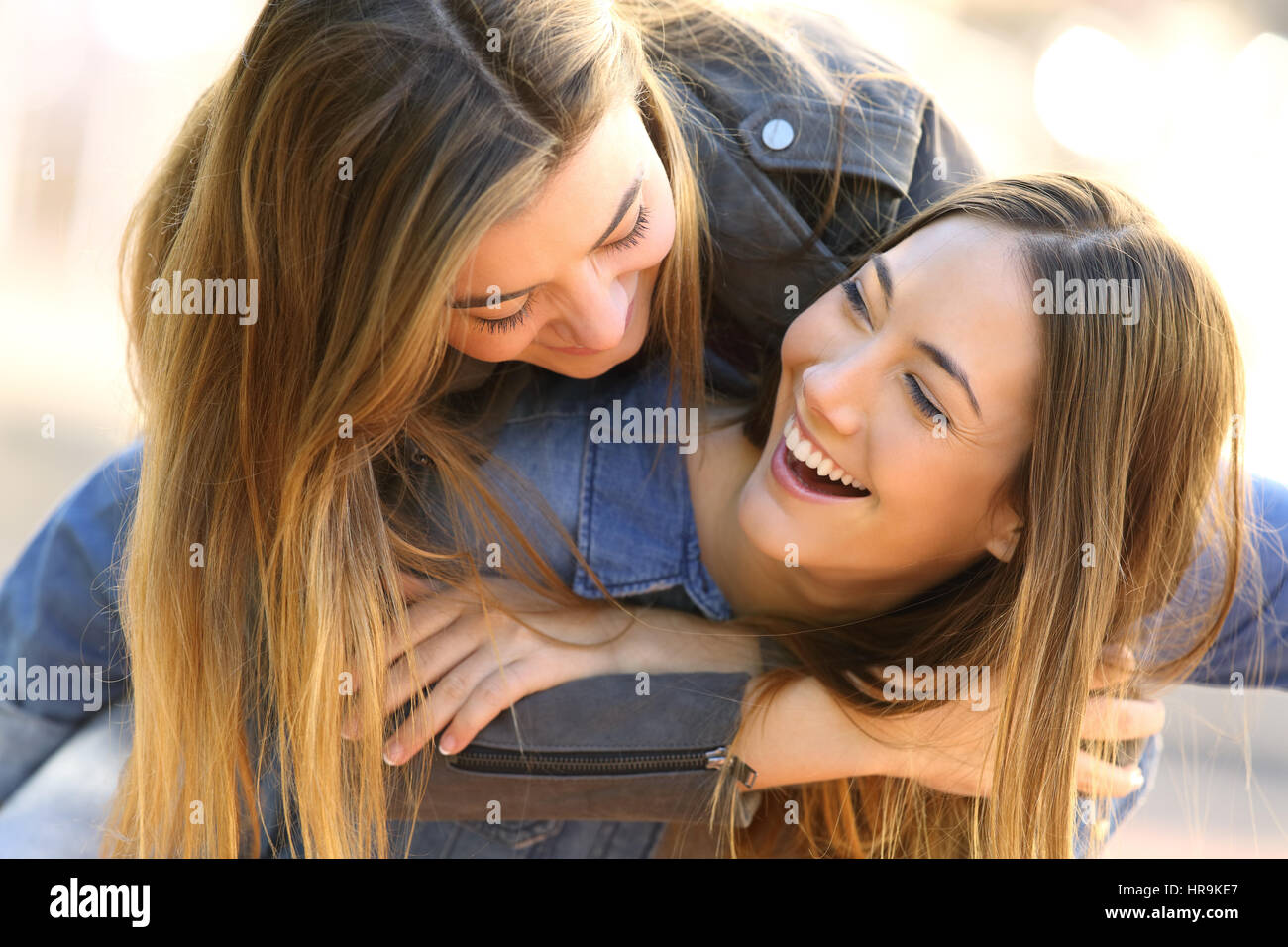 Zwei Lustige Liebevolle Freunde Scherzen Und Lachen Zusammen Auf Der Straße Stockfotografie Alamy 