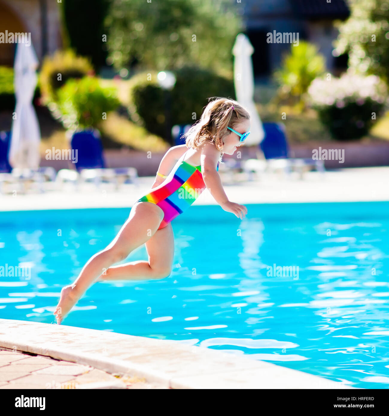 Kleines Mädchen Im Freibad Sprung Ins Wasser Im Sommerurlaub Am Tropischen Strand Insel Spielen 