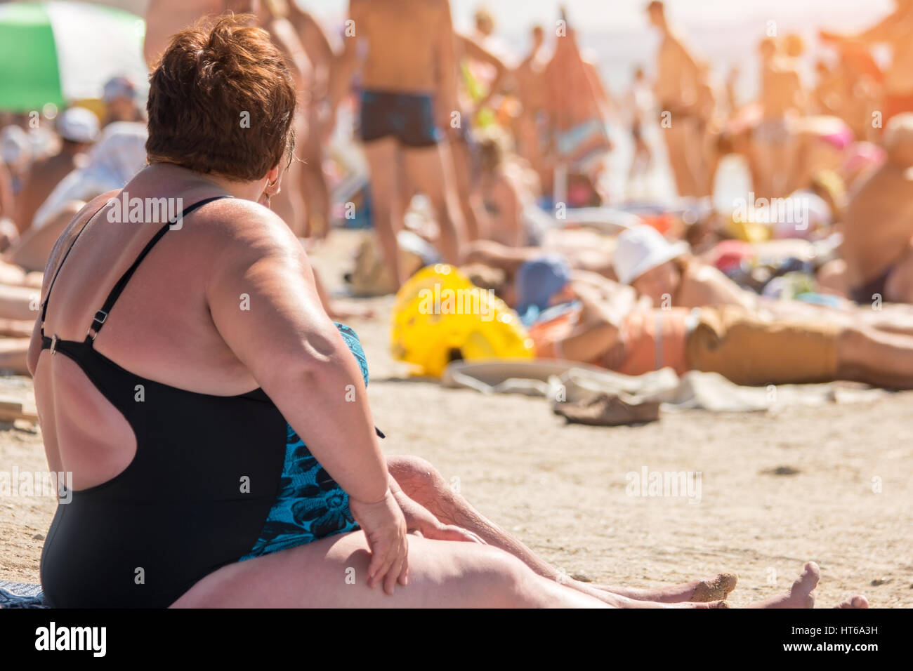 Übergewichtige Frau In Einem Badeanzug Übergewichtige Frau Sitzt Am Strand Schlechter 