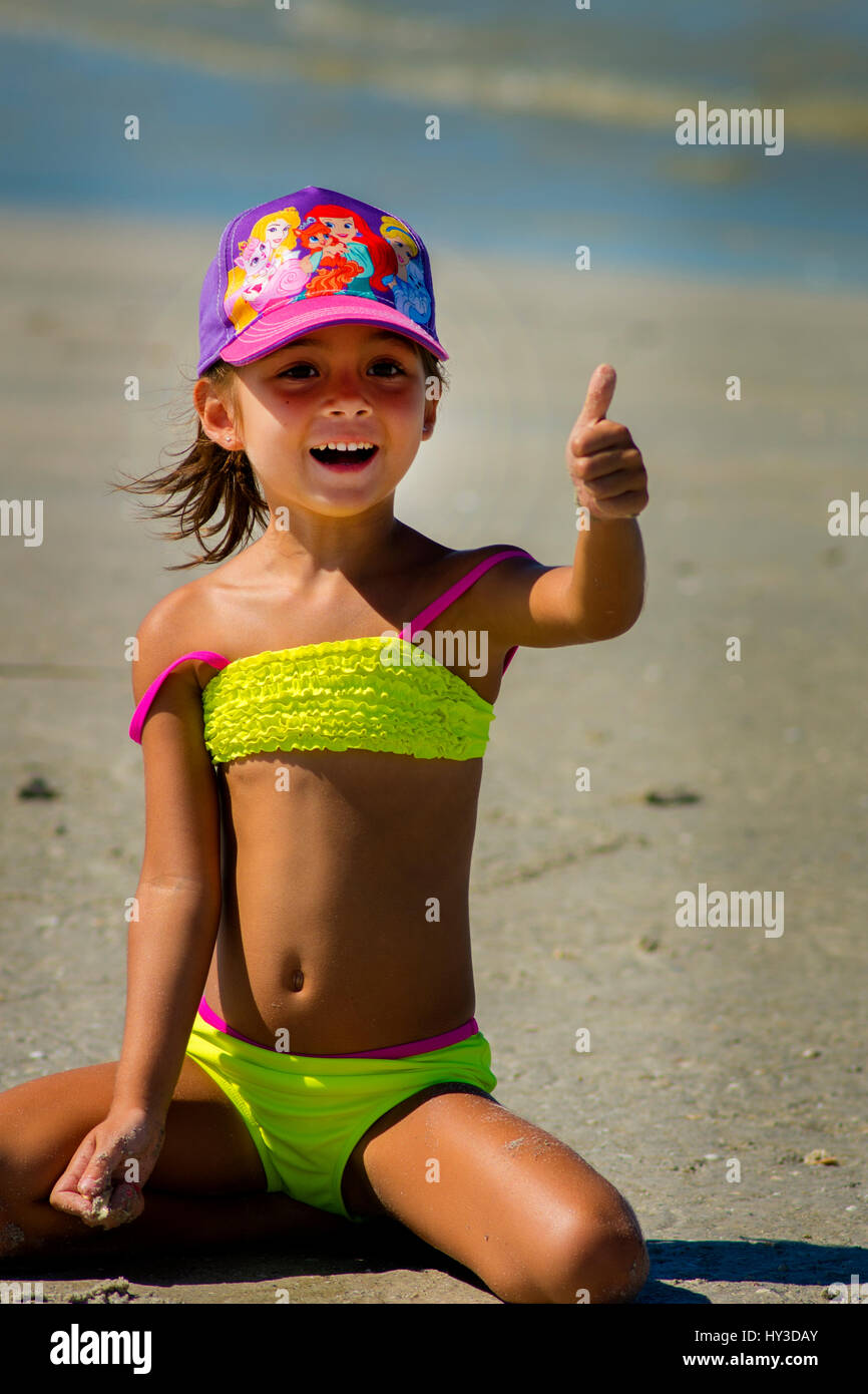 Junges Mädchen Am Strand Gelben Badeanzug Daumen Hoch Stockfotografie Alamy 1330