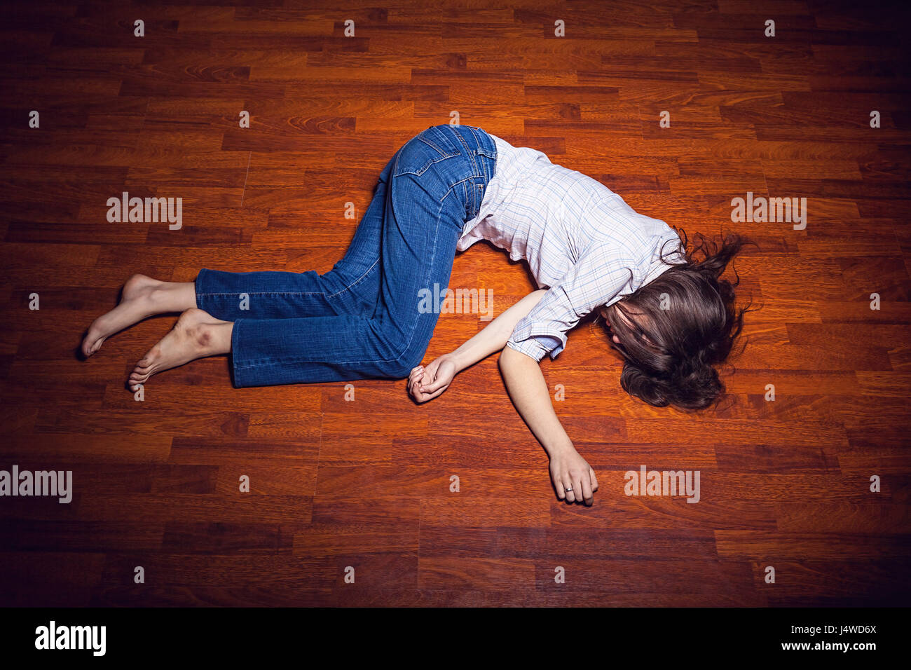 Mädchen Auf Dem Boden In Einem Leeren Raum Stockfotografie Alamy 