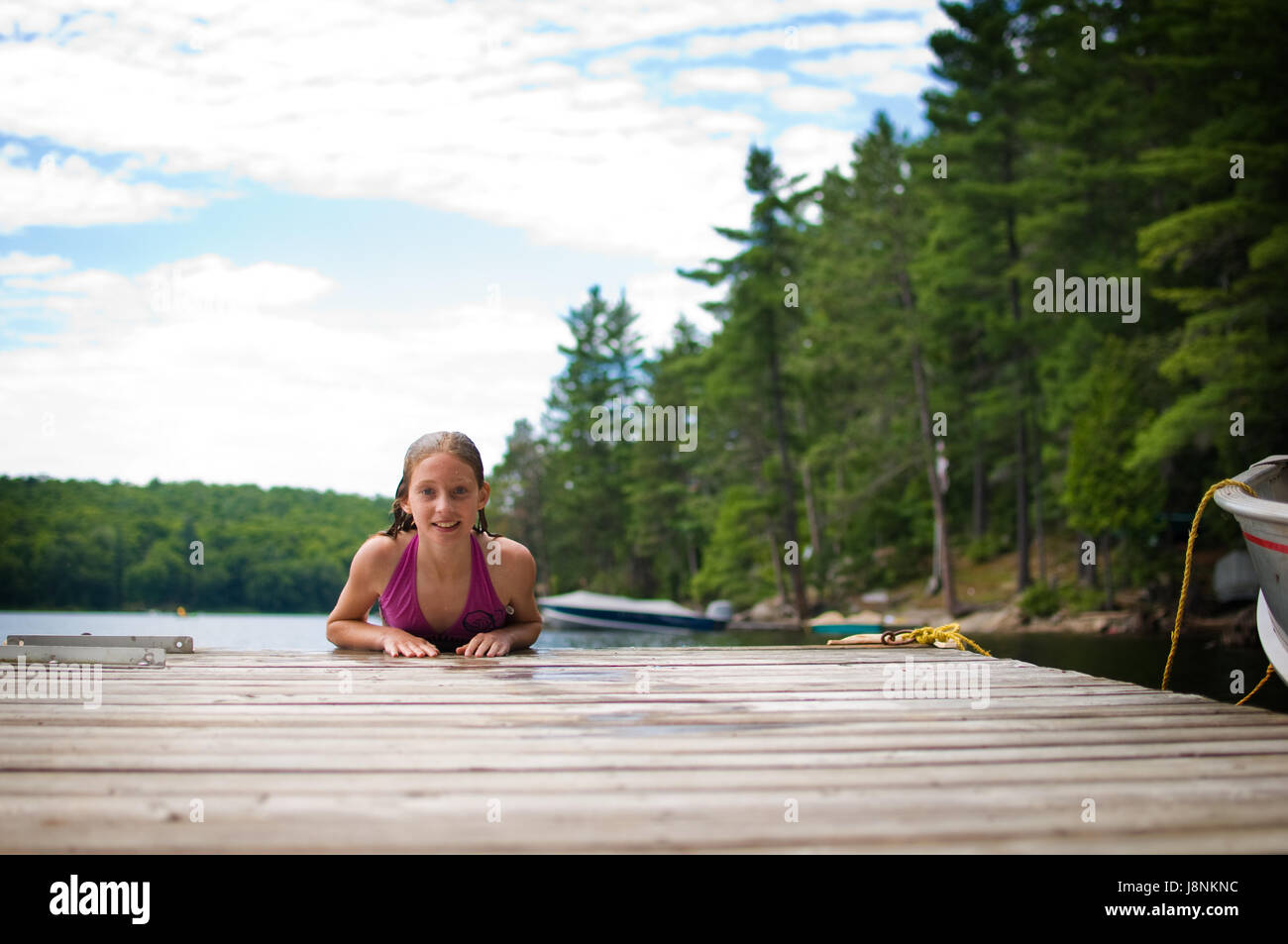 Junge Teenager Mädchen Auf Einem Dock An Einem See In Ontario 