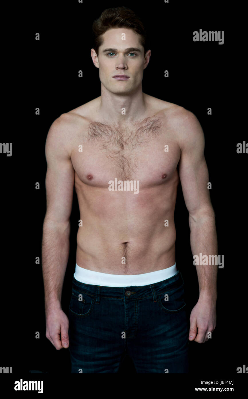 Junger Nackter Oberkörper Fit Männermodel Auf Schwarzem Hintergrund Stockfotografie Alamy