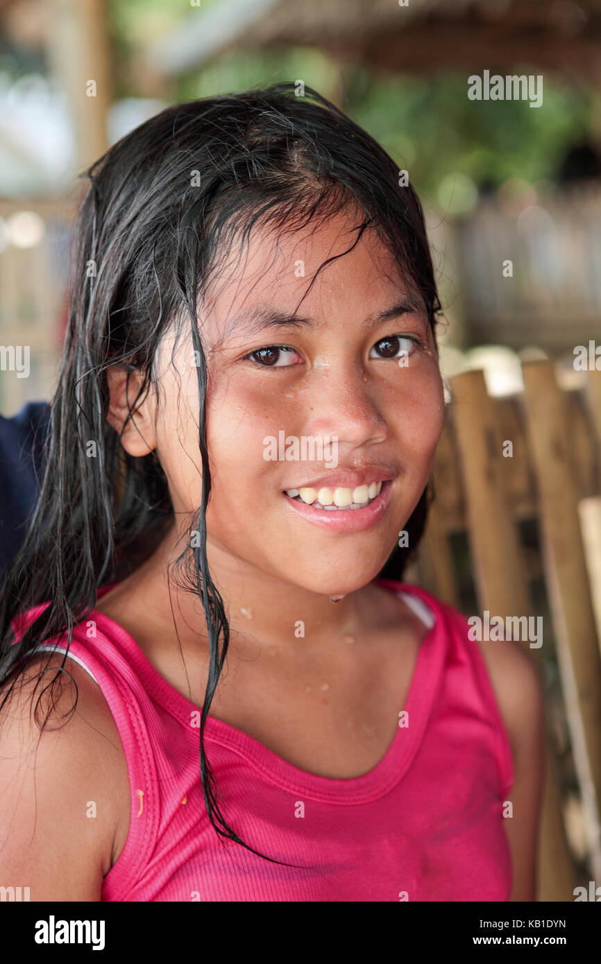 Porträt Einer Zwölf Jahre Alten Philippinischen Mädchen Mit Langen Schwarzen Haaren Und Einem