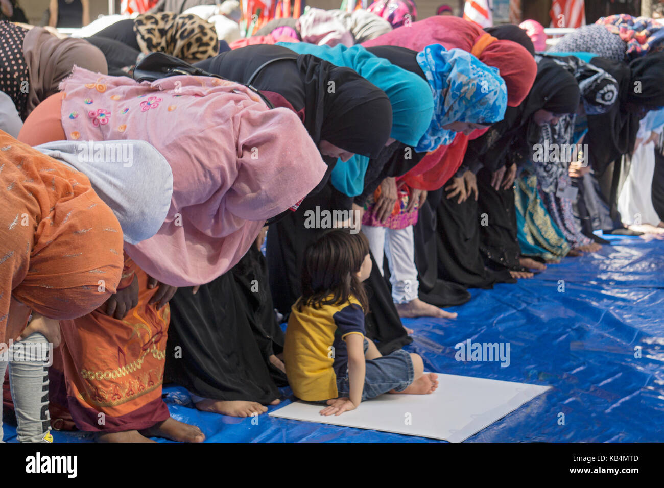 Muslimische Frauen Und Junge Mädchen An Gebete Bei Der Muslimischen Day Parade In Midtown