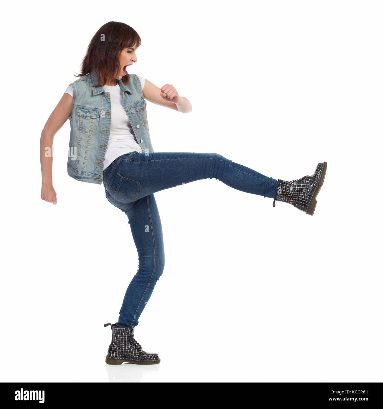 Junge Frau In Jeans Hemd Und Schwarzen Stiefeln Ist Schreien Und Treten Seitenansicht Volle 