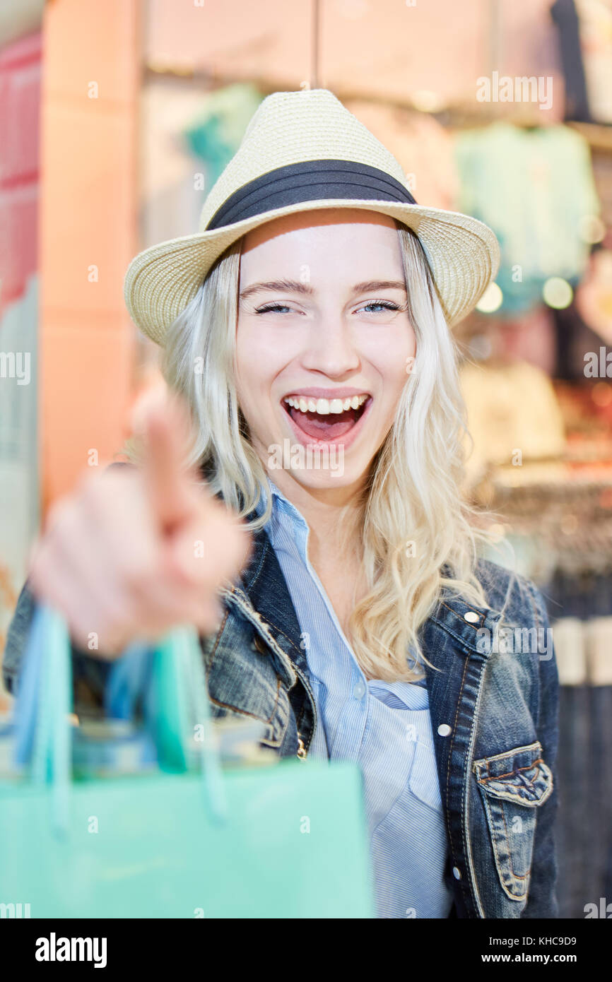 Junge Blonde Frau Lacht Beim Einkaufen In Der Shopping Mall Stockfotografie Alamy 9814