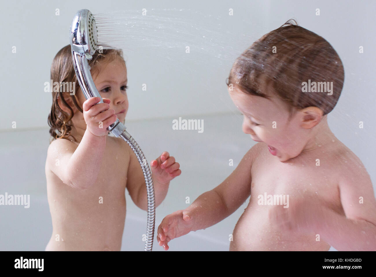 Kinder In Der Badewanne Spielen Stockfotografie Alamy