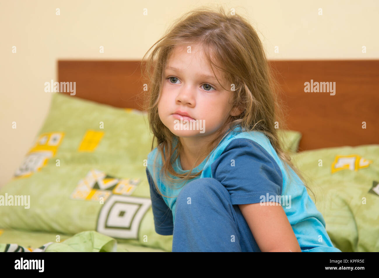 Fünf Jahre Traurig Müde Mädchen Aufwachen Auf Dem Bett Zu Sitzen 