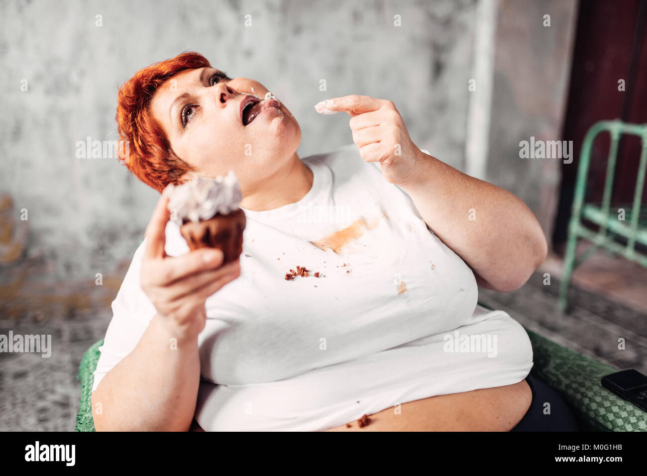 Übergewichtige Frau Isst Süße Kuchen Faulheit Und Übergewicht Ungesunde Nahrung Essen 7083