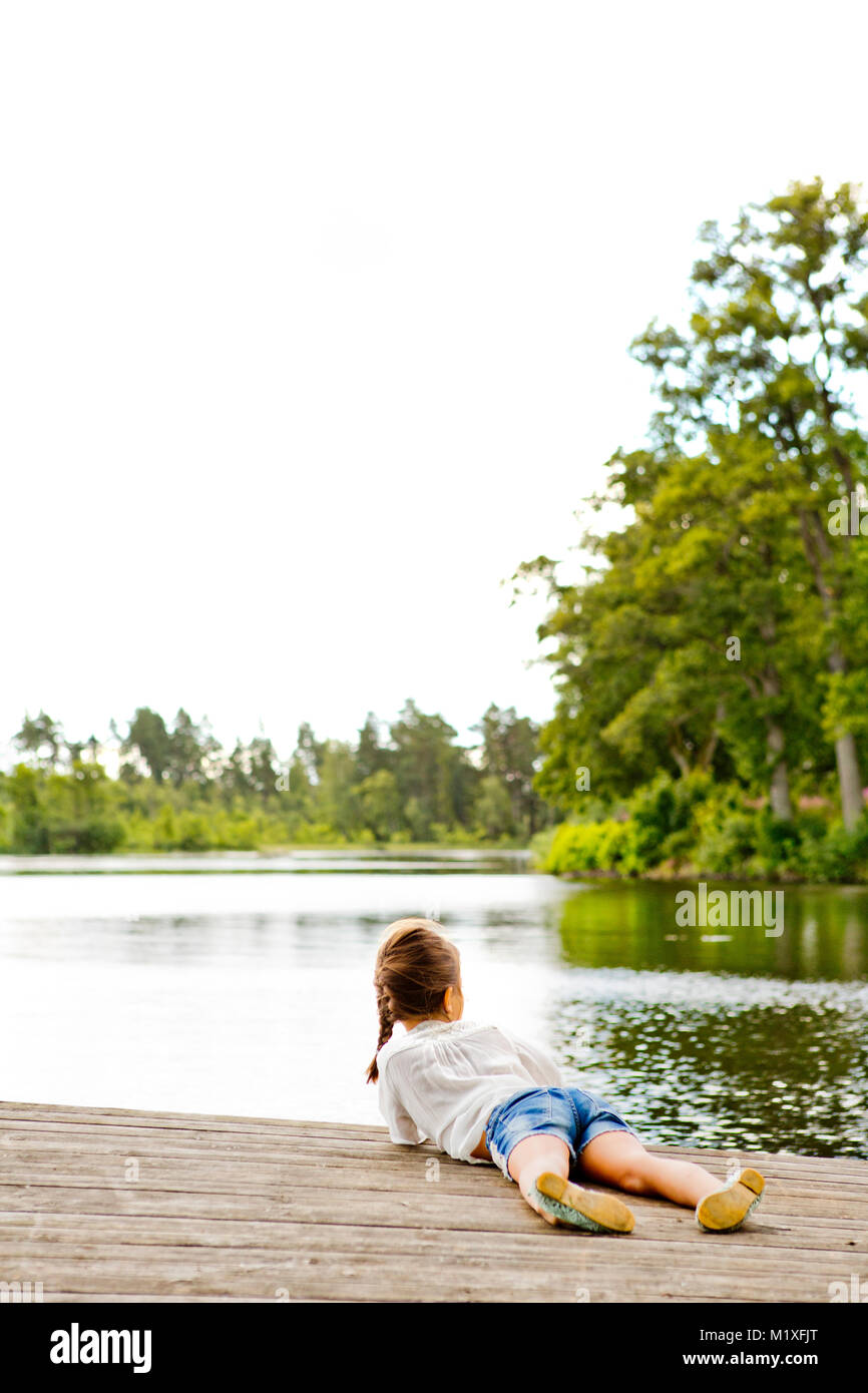 Mädchen Liegt Auf Pier Am See In Friseboda Schweden Stockfotografie Alamy 