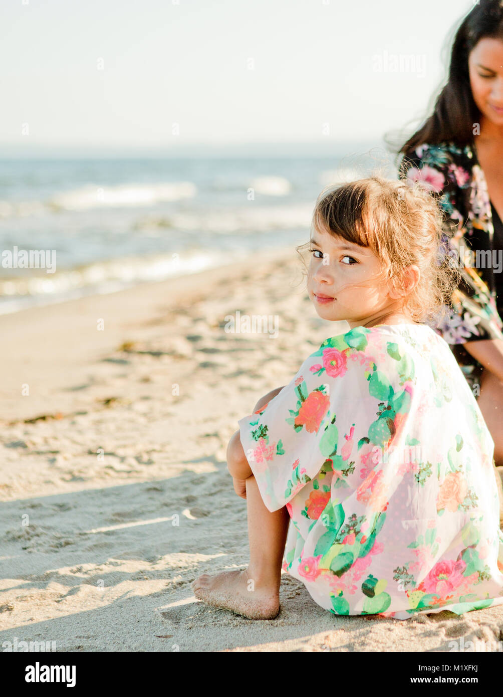 Mädchen Sitzen Am Strand In Friseboda Schweden Stockfotografie Alamy 