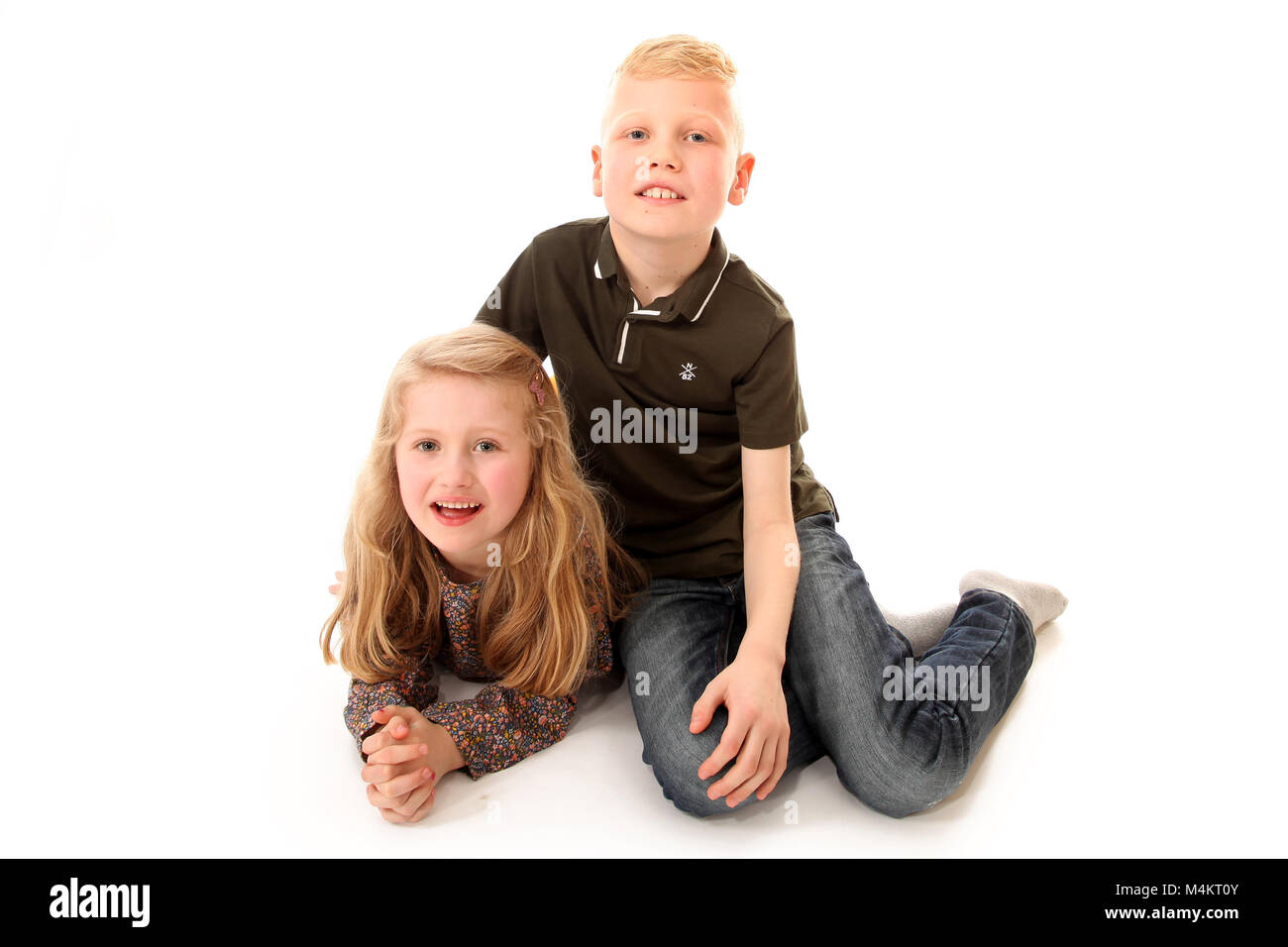 Bruder Und Schwester Lachen Und Spaß Haben Glückliche Kindheit Stockfotografie Alamy