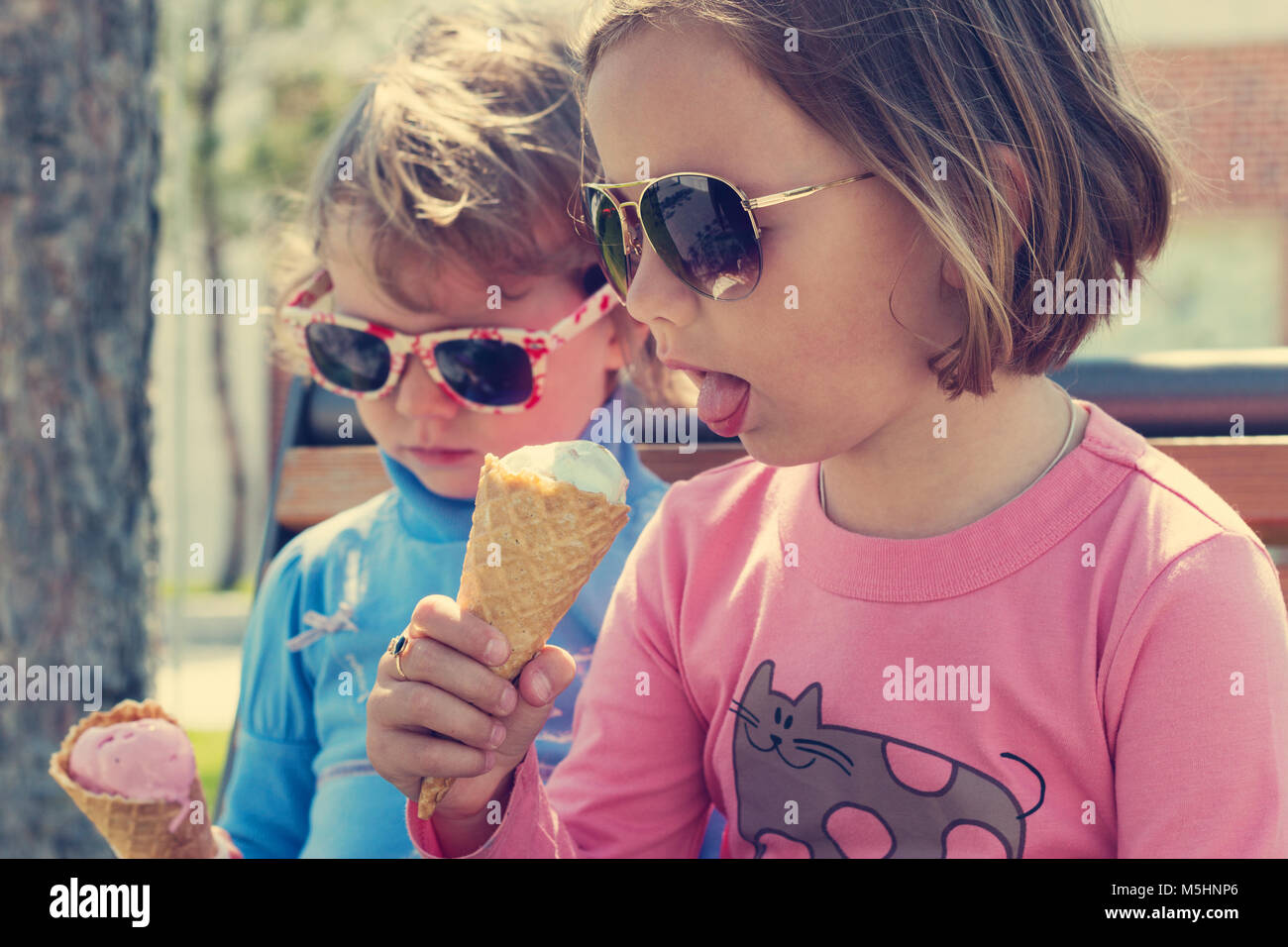 Zwei Kleine Mädchen Schwestern Eis Essen Stockfotografie Alamy 9961