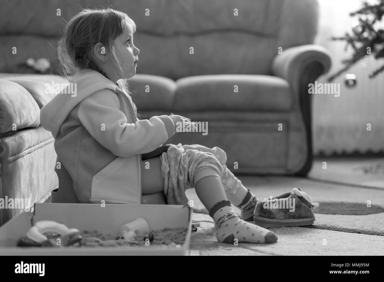 Kaum Vier Jahre Altes Mädchen Sitzen Auf Töpfchen Spielen Mit Kinetischen Sand Und Fernsehen 