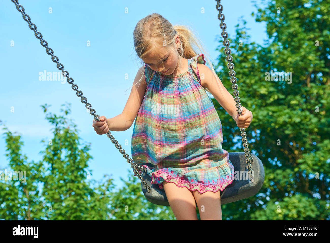 Kleines Kind Blondes Mädchen Spaß Haben Auf Einer Schaukel Im Freien Sommer Spielplatz Mädchen 