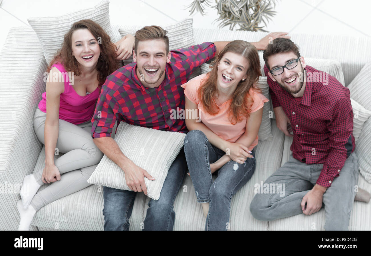 Vier Glückliche Freunde Lachen Beim Sitzen Auf Der Couch Stockfotografie Alamy 