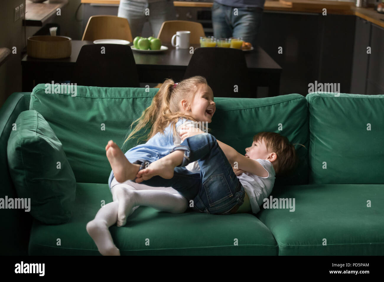 Kinder Schwester Und Bruder Lachen Kitzeln Auf Dem Sofa Spielen Bereitgestellt Stockfotografie 